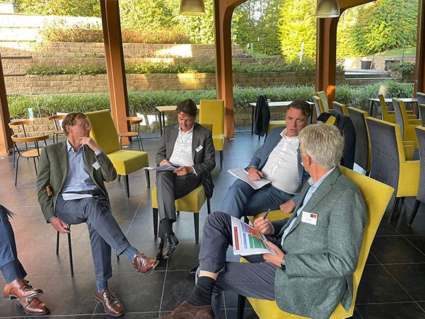 JBR Interim Executives Table ronde sur l'OMS cinq hommes en costume en pleine conversation