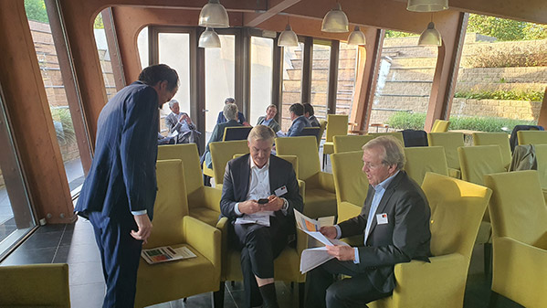 JBR Interim Executives Round Table WHOA trois hommes en costume qui se parlent